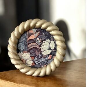 Gold Twisted Frame round picture frame for 4”x4”